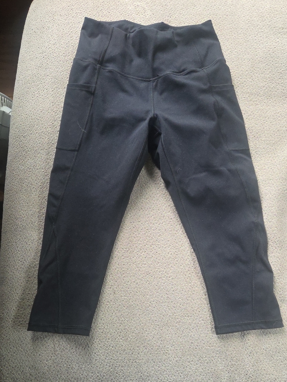 High-Waist Black Capri Leggings with Side Pockets